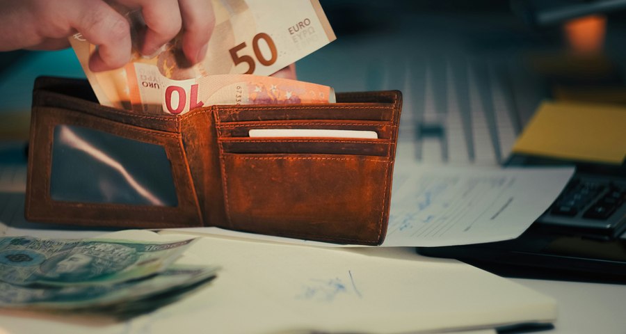 Geldbörse mit Euro-Scheinen auf einem Schreibtisch